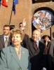 Il Presidente Ciampi, con la moglie Franca, risponde al saluto dei cittadini presenti all'uscita dal Castello Estense