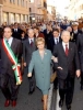 Il Presidente Ciampi, in compagnia della moglie Franca e del Sindaco della citt&#224; Gaetano Sateriale, durante la breve passeggiata di trasferimento alla  sede della Cassa di Risparmio