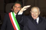 Il Presidente Ciampi con il Sindaco Gianfranco Burchiellaro, al suo arrivo a Palazzo Te, risponde al saluto dei cittadini presenti