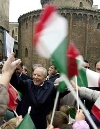 Il Presidente Ciampi, tra i giovani, all'uscita dal Mausoleo di San Lorenzo, voluto da Matilde di Canossa