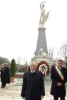 Il Presidente Ciampi, davanti al Monumento dei Martiri di Belfiore, dopo aver reso omaggio alle Vittime