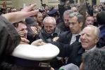 Il Presidente Ciampi tra i giovani studenti all'uscita dall'Universit&#224;