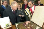 Il Presidente Ciampi insieme alla moglie Franca, il Ministro della Pubblica Istruzione  Letizia Moratti, il Rettore dell'Ateneo Prof. Piero Tosi, e a sinistra della foto,  il Presidente della Provincia di Siena Fabio Ceccherini, durante la visita all'Universit&#224; degli Studi