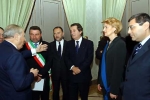 Il Presidente Ciampi  si intrattiene con le massime Autorit&#224; locali. Da sinistra nella foto: il Sindaco della citt&#224; Girolamo Fazio, il Sottosegretario all'Interno  Antonio D'Ali, il Presidente dell'Assemblea Regionale Siciliana Guido Lo Porto, il Presidente della Provincia Regionale Giulia Adamo ed il Presidente del Governo Regionale Salvatore Cuffaro