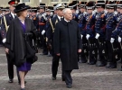 Il Presidente Ciampi con Sua Maest&#224; la Regina Beatrice riceve gli Onori militari al suo arrivo al Palazzo Reale