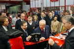 Il Presidente Ciampi con i Dirigenti della Ferrari osserva il volante della ultima &quot;Formula Uno&quot; presentato da Jean Todd.