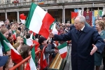 Il Presidente Ciampi con la moglie Franca tra la gente in piazza San Secondo