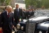 Il Presidente Ciampi osserva una Fiat presidenziale 2800 del 1938 all'uscita dalla Fiera.