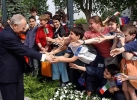 Il Presidente Ciampi accolto da una scolaresca al suo arrivo alla Fiera.