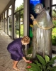 La Signora Franca Pilla Ciampi rende omaggio alla Statua di Papa Giovanni XXIII, durante la visita alla Casa del Pontefice, a Sotto il Monte