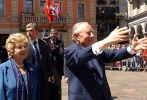 Il Presidente Ciampi e la moglie Franca rispondono al saluto della gente al loro arrivo in Piazza della Riforma.