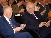 Il Presidente Ciampi con a fianco il Presidente della Confederazione Elvetica Pascal Couchepin, nella sede dell'Universit&#224; della Svizzera italiana, osservano un CD contenente una registrazione di Benedetto Croce.