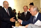 Il Presidente Ciampi e il Presidente della Confederazione Elvetica Pascal Couchepin firmano il Registro d'Onore all'Universit&#224; della Svizzera Italiana.