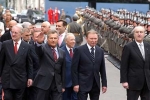 Il Presidente Ciampi (al centro della foto) con, da sinistra, il Presidente della Repubblica Federale di Germania Johannes Rau, il Presidente di Polonia Aleksander Kwasniewski, il Presidente dell'Ucraina Leonid Kuchma e il Presidente Federale della Repubblica d' Austria Thomas Klestil, durante la cerimonia di benvenuto in occasione del X vertice dei Capi di Stato dell'Europa centrale