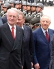 Il Presidente Ciampi con il Presidente della Repubblica Federale di Germania Johannes Rau, durante la cerimonia di benvenuto in occasione del X vertice dei Capi di Stato dell'Europa centrale