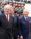 Il Presidente Ciampi con il Presidente della Repubblica Federale di Germania Johannes Rau, durante la cerimonia di benvenuto in occasione del X vertice dei Capi di Stato dell'Europa centrale