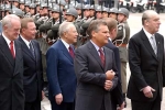 Il Presidente Ciampi (al centro della foto) con, da sinistra, il Presidente della Repubblica Federale di Germania Johannes Rau, il Presidente della Repubblica Slovacca Rudolf Schuster, il Presidente di Polonia Aleksander Kwasniewski, e il Presidente Federale della Repubblica d' Austria Thomas Klestil, durante la cerimonia di benvenuto in occasione del X vertice dei Capi di Stato dell'Europa centrale