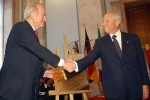I Presidenti della Repubblica Federale di Germania Johannes Rau e della Repubblica Italiana Carlo Azeglio Ciampi, davanti alla targa che ricorda l'evento di inaugurazione dell'Ambasciata  Italiana