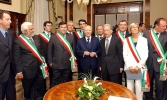 Il Presidente Ciampi con i Sindaci dei nove comuni maggiormente colpiti dall'alluvione del 2002, in occasione dell'incontro in Prefettura.