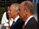 I Presidenti della Repubblica Italiana ed Ellenica, Carlo Azeglio Ciampi e Constantinos Stephanopoulos, durante la cerimonia di accoglienza a Palazzo Presidenziale.