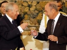 I Presidenti della Repubblica Italiana, Carlo Azeglio Ciampi e della Repubblica Ellenica, Constantinos Stephanopoulos, brindano, al termine dei rispettivi interventi, in occasione del pranzo ufficiale.