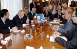 Il Presidente Ciampi, a fianco il Ministro degli Affari Esteri Franco Frattini, a Palazzo Maximos, durante i colloqui con il Primo Ministro della Repubblica Ellenica Costas Simitis.