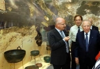 Il Presidente Ciampi, accompagnato dal Consigliere del Patrimonio Artistico e Culturale, Louis Godart e dall'Archeologo Stambuliotis, visita la Mostra delle Comunicazioni tra i popoli del Mediterraneo Antico.