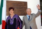 Il Presidente Ciampi con la Signora Carla Pertini davanti alla targa in memoria di Sandro Pertini.