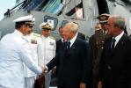 Il Presidente Ciampi, accompagnato dal Ministro della Difesa Antonio Martino, accolto dal Comandante della Nave San Giorgio Diego Caliendo, al suo arrivo.