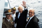 Il Presidente Ciampi con il Ministro della Difesa Antonio Martino, il Capo di Stato Maggiore della Difesa Rolando Mosca Moschini e della Marina Marcello De Donno, in plancia di comando.