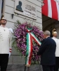 Il Presidente Ciampi rende omaggio alla lapide in memoria di Duccio Galimberti, in occasione della visita di due giorni nella città piemontese.