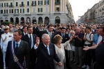 Il Presidente Ciampi con la moglie Franca in Piazza Galimberti risponde al saluto dei cittadini.