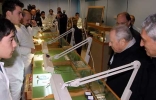Il Presidente Ciampi durante la visita alle aule della Scuola del Centro di Arte Orafa &quot;Il Tari&quot;.