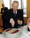 Il Presidente Ciampi ha festeggiato il suo Compleanno tra i giovani del Casertano. Nella foto il Presidente taglia la tradizionale torta nella sala di rappresentanza de &quot;Il Tari&quot;.