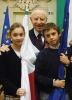 Il Presidente Ciampi con due studenti delle elementari, ai quali &#232; stata consegnata la Bandiera italiana e la Bandiera europea, nel corso della cerimonia celebrativa del 207&#176; anniversario del Tricolore