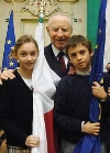 Il Presidente Ciampi con due studenti delle elementari, ai quali &#232; stata consegnata la Bandiera italiana e la Bandiera europea, nel corso della cerimonia celebrativa del 207&#176; anniversario del Tricolore