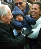 Il Presidente Ciampi tra la gente della sua citt&#224;, durante la visita alla Terrazza del cantiere dell'Acquario.