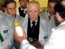 Il Presidente Ciampi durante la visita allo stabilimento lattiero-caseario.