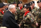 Il Presidente Ciampi tra i militari della Brigata Sassari alla Caserma &quot;La Marmora&quot;.