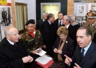 Il Presidente Ciampi con la moglie Franca, i Ministri Pisanu e Martino, il comandante della Brigata Sassari Stano, durante la visita alla Caserma &quot;La Marmora&quot;.