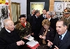 Il Presidente Ciampi con la moglie Franca, i Ministri Pisanu e Martino, il comandante della Brigata Sassari Stano, durante la visita alla Caserma &quot;La Marmora&quot;.