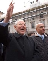 Il Presidente Ciampi, con a fianco il Sindaco di Milano Gabriele Albertini, al termine della visita  al ricostruendo teatro della Scala.