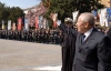 Il Presidente Ciampi, in piazza Alcide De Gasperi, risponde al saluto dei cittadini. Sullo sfonfo i Gonfaloni dei Comuni interessati alla Battaglia di Cassino.