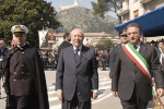 Il Presidente Ciampi, accompagnato dal Capo di Stato Maggiore della Difesa Amm. Giampaolo Di Paola e dal Sindaco Bruno Vincenzo Scittarelli, al suo arrivo in Piazza Alcide De Gasperi.