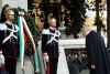 Il Presidente Ciampi in raccoglimento davanti al Monumento dei Caduti in Piazza Alcide De Gasperi