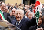 Il Presidente Ciampi risponde al saluto dei cittadini all'uscita dal Teatro Cavour.