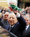 Il Presidente Ciampi, nella foto con Alfredo Biondi, Vice Presidente della Camera dei Deputati e Claudio Scajola, Ministro per l'attuazione del programma di governo,all'uscita dal Teatro Cavour.