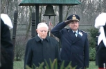 Il Presidente Ciampi, accompagnato dal Consigliere Militare Giovanni Mocci, in raccoglimento davanti alla tomba di Imre Nagy.