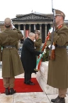 Il Presidente Ciampi, rende omaggio al Monumento ai Caduti.