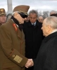 Il Presidente Ciampi saluta il Gen. Bela Karoly, Comandante delle truppe rivoluzionarie dei moti del 56 in Ungheria, al termine della cerimonia di deposizione di una corona sulla tomba di Imre Nagy.